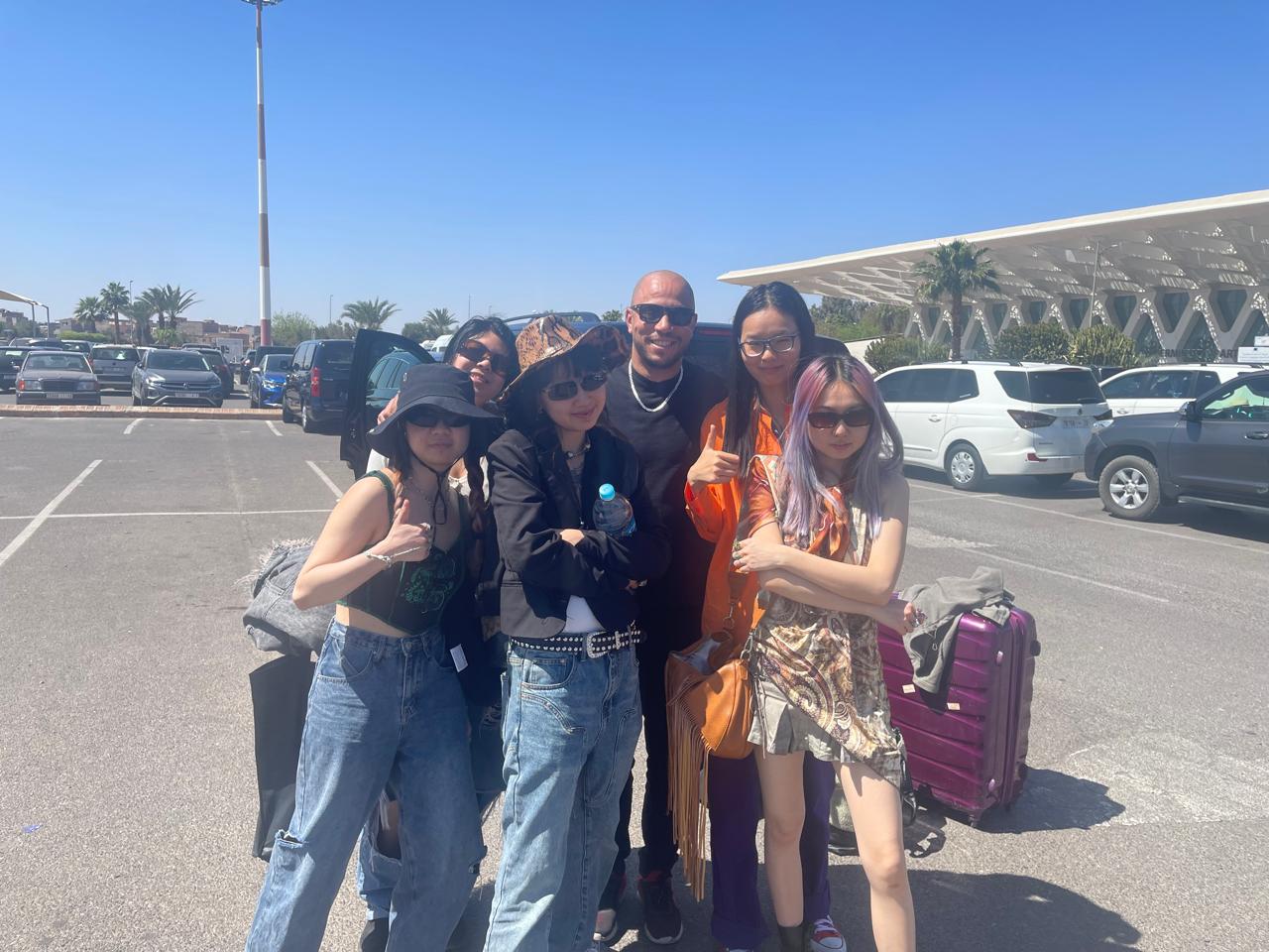 Haitam con turiste all'aeroporto di Marrakech – accoglienza e transfer