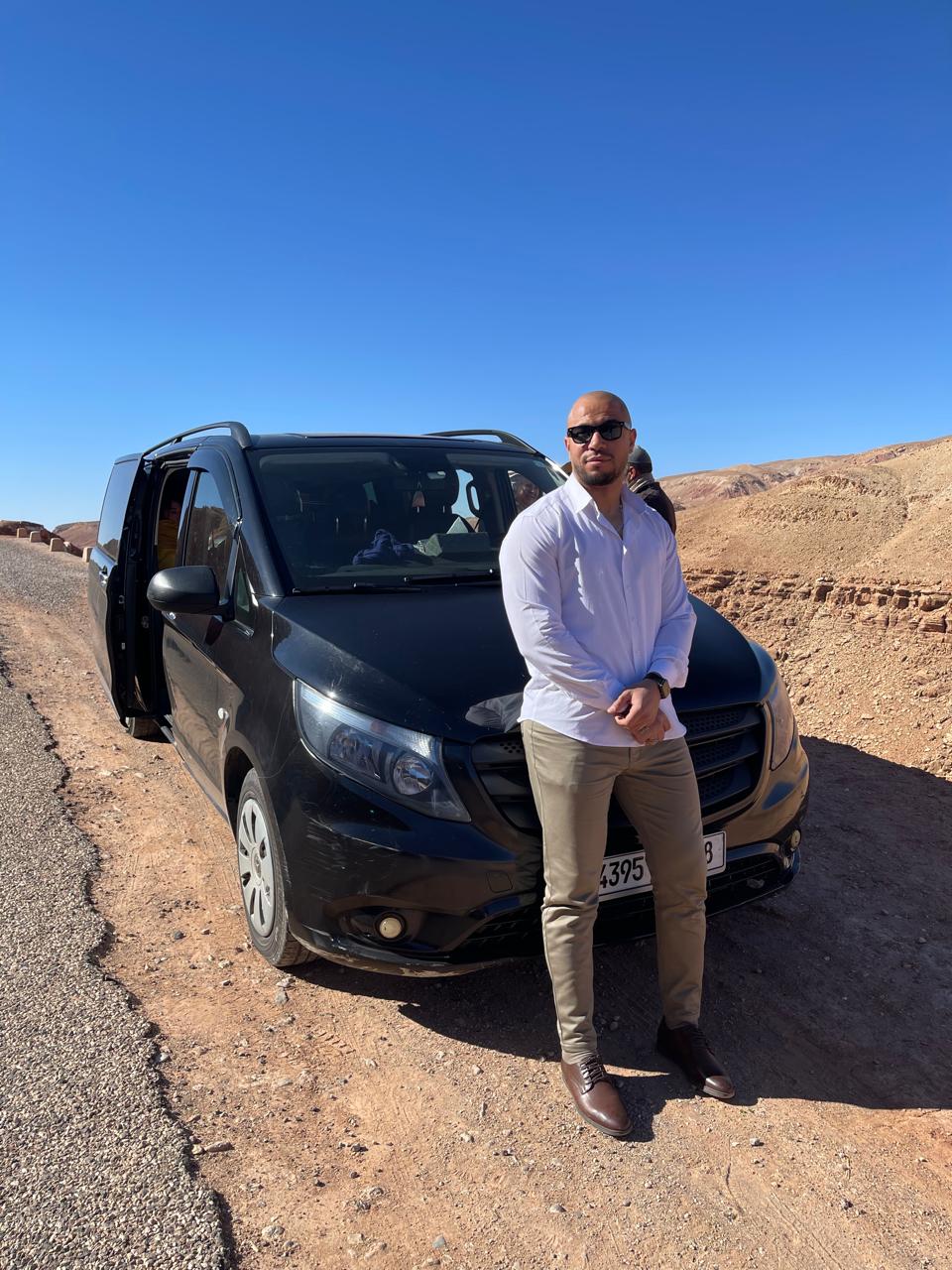 Haitam con il van turistico nel deserto marocchino