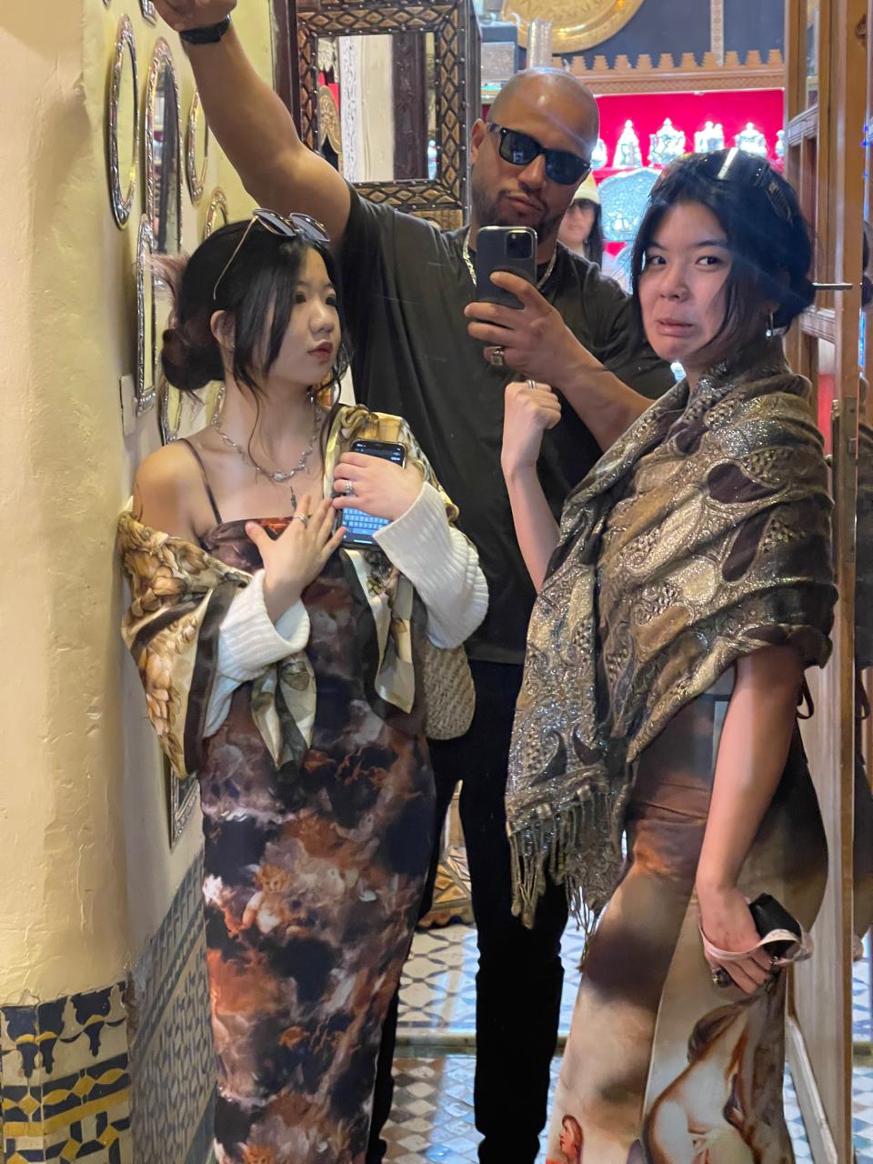 Haitam con clienti nel souk di Marrakech – shopping guidato