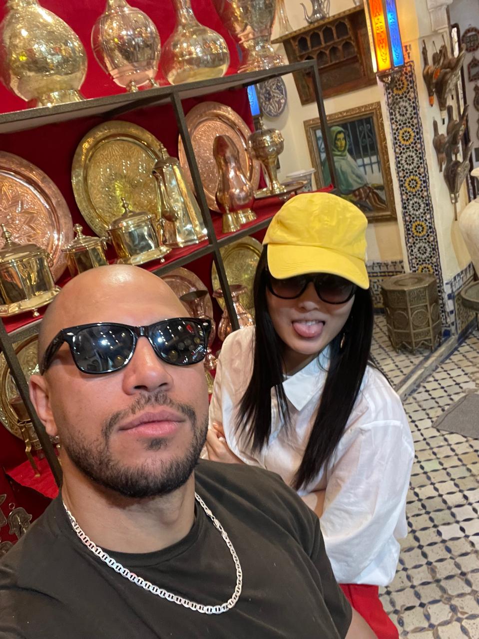 Haitam con turista nel souk artigianato Marrakech